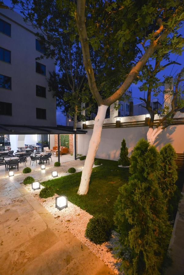 Istport Garden Hotels Arnavutkoy Exterior foto The garden of the hotel