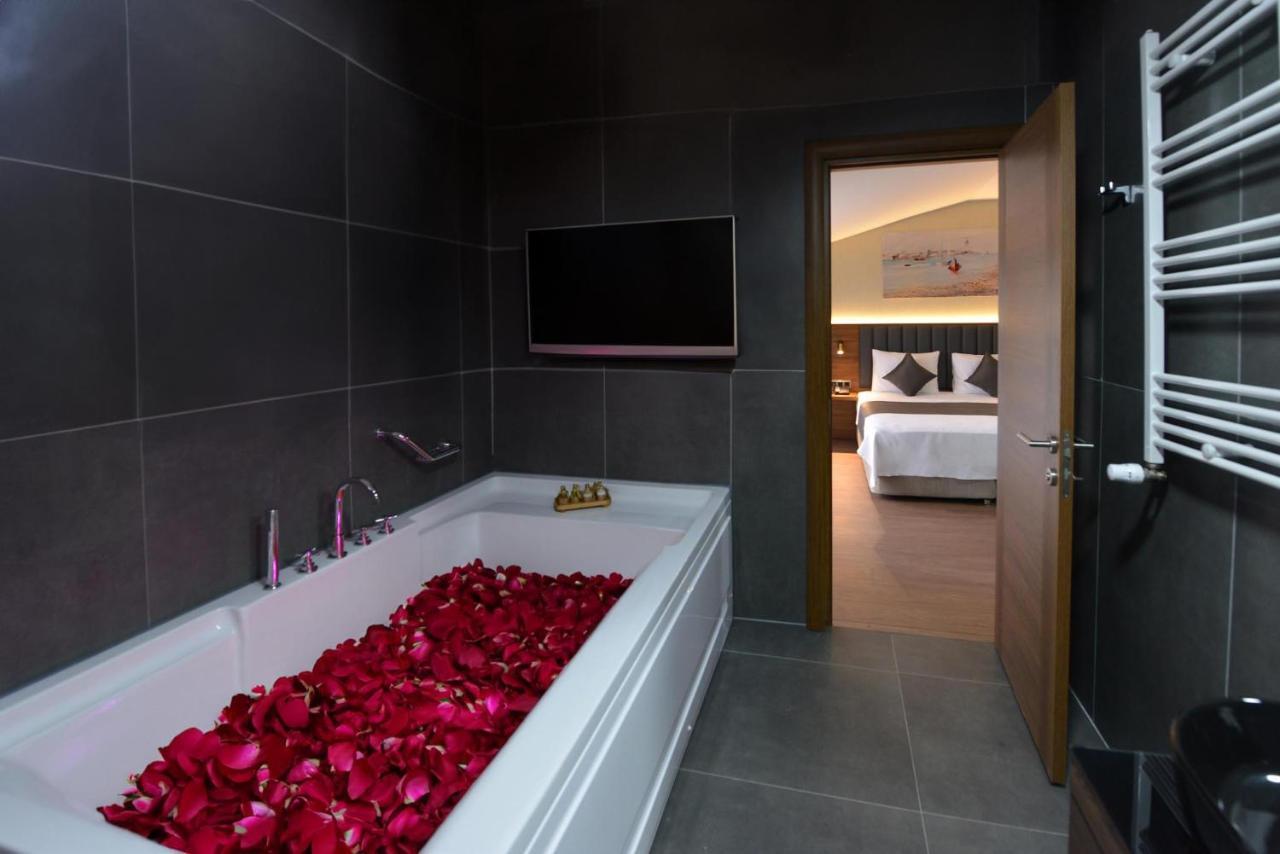 Istport Garden Hotels Arnavutkoy Exterior foto A bathroom with a television